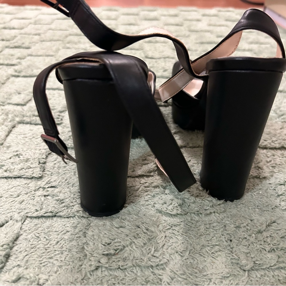 Halston Heels, Size 7.5 Heels Never Worn - Picture 3 of 4